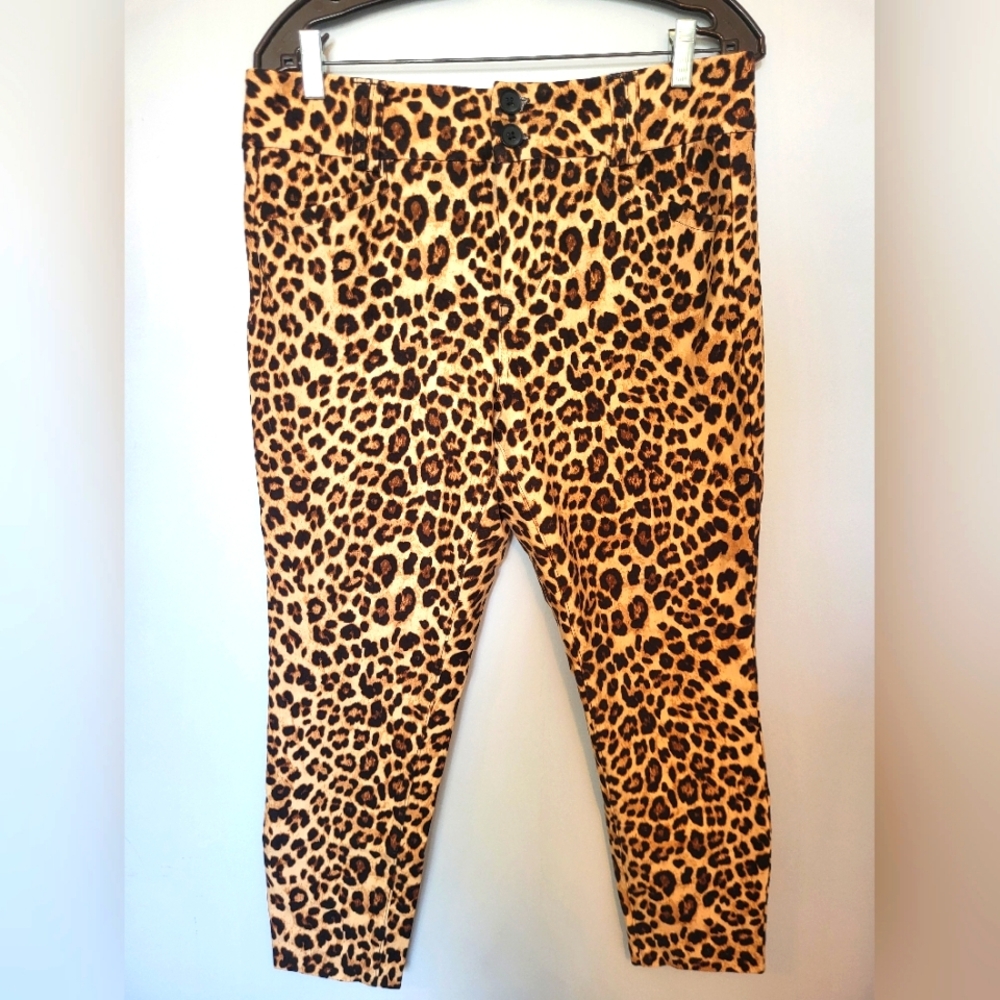 4 for $30 🌈 Torrid leopard print stretch capri pants size 10
